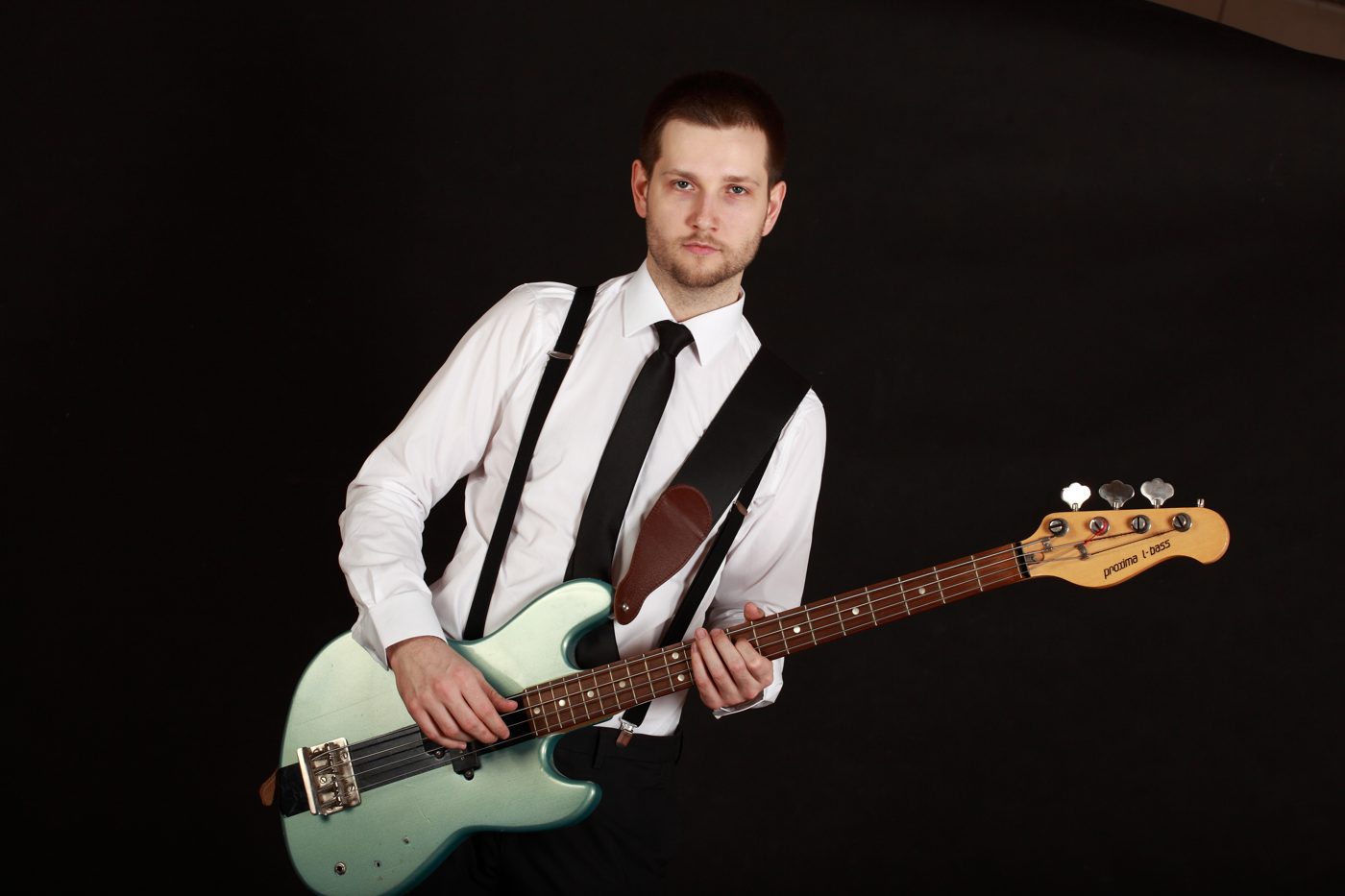Michał Drezner gra na gitarze basowej
