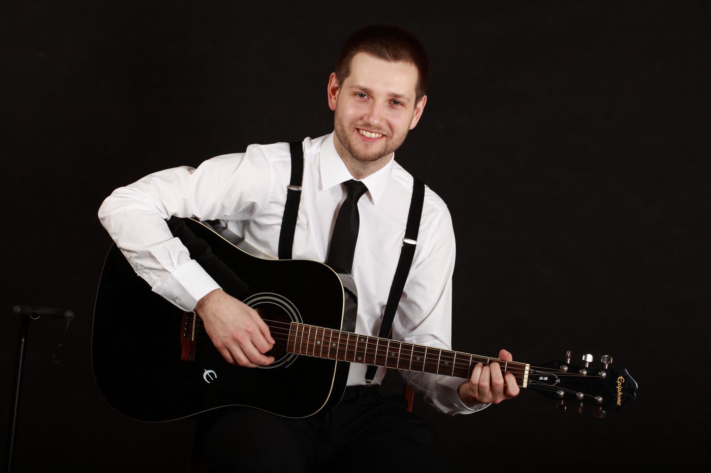 Michał Drezner gra na gitarze