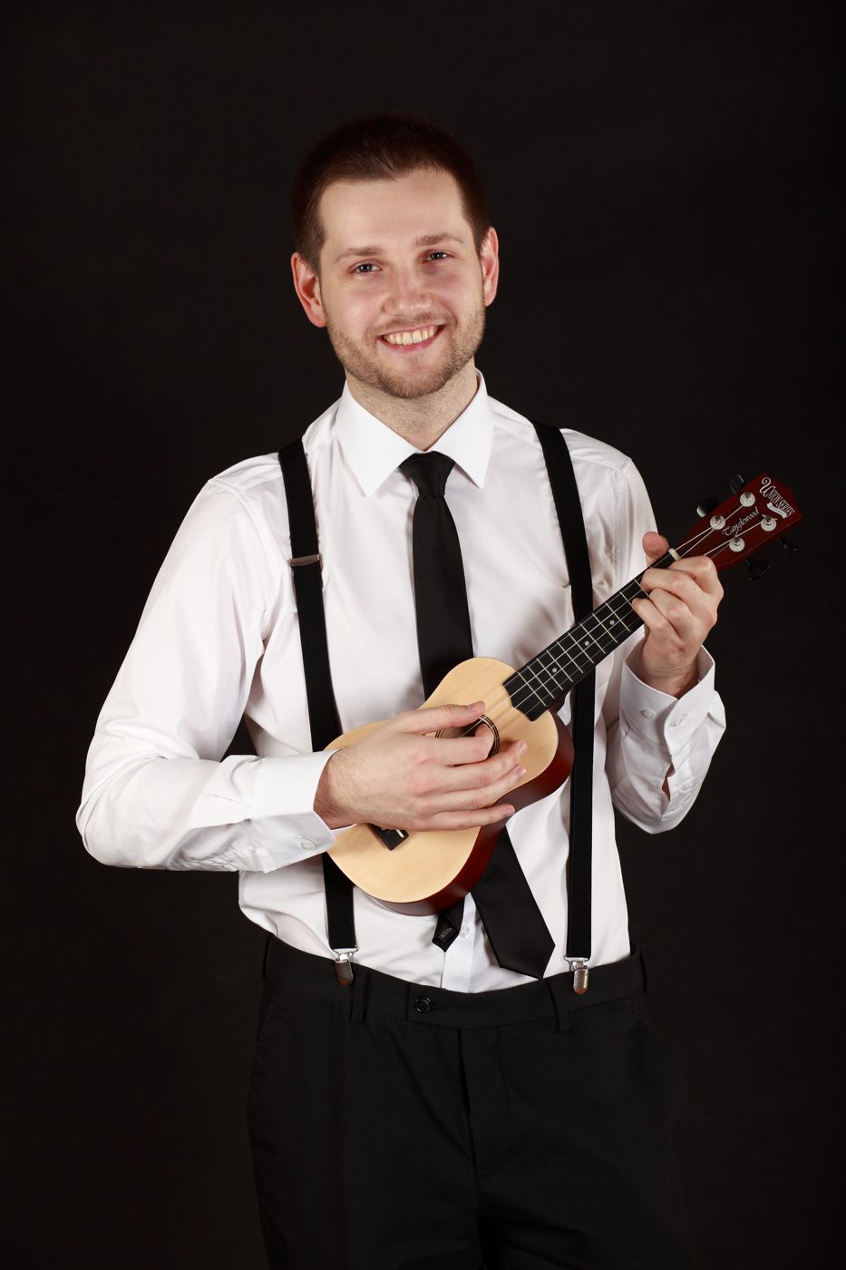Michał Drezner gra na ukulele