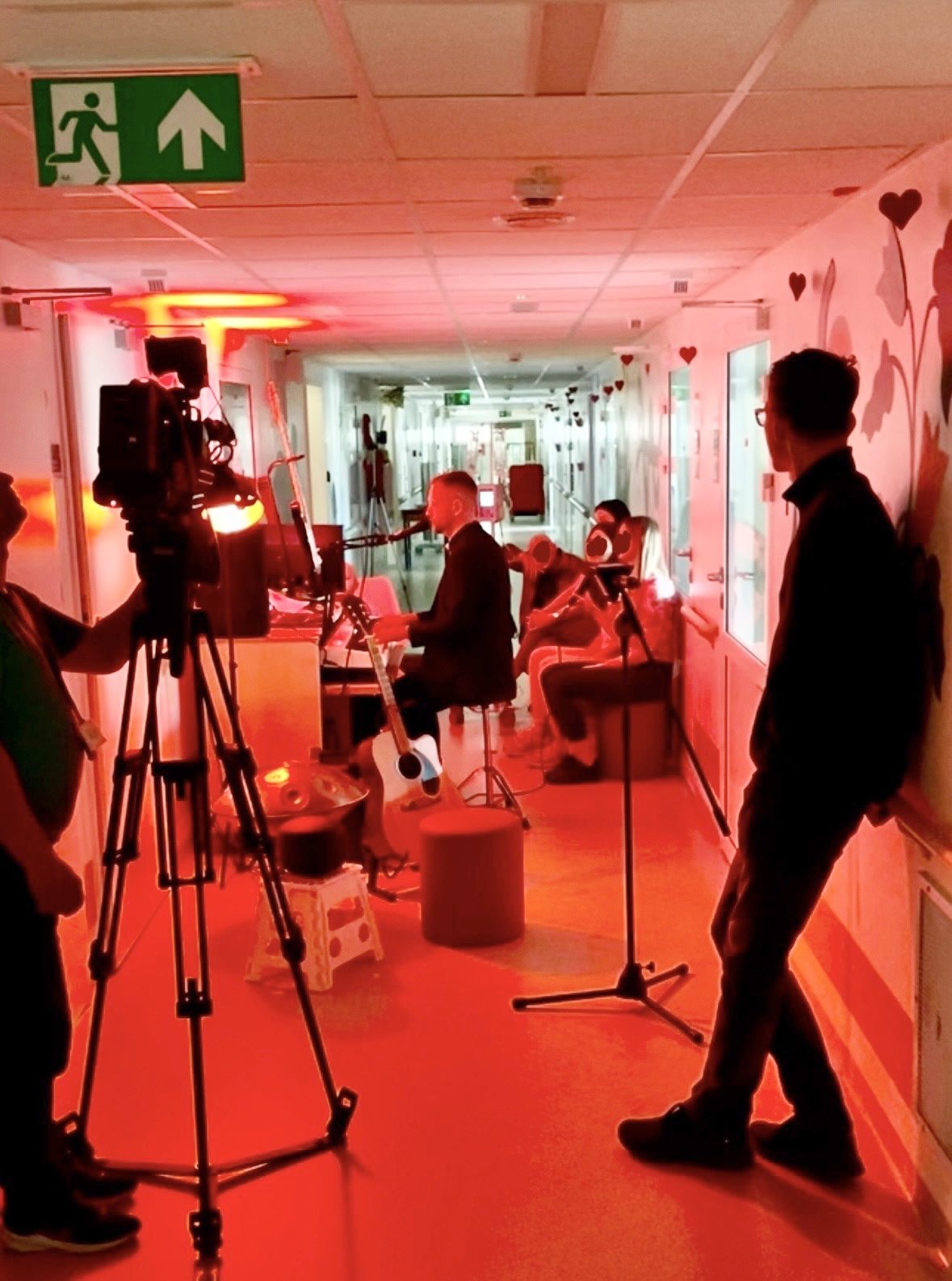 Koncert na korytarzu oddziału onkologii, nagranie dla telewizji