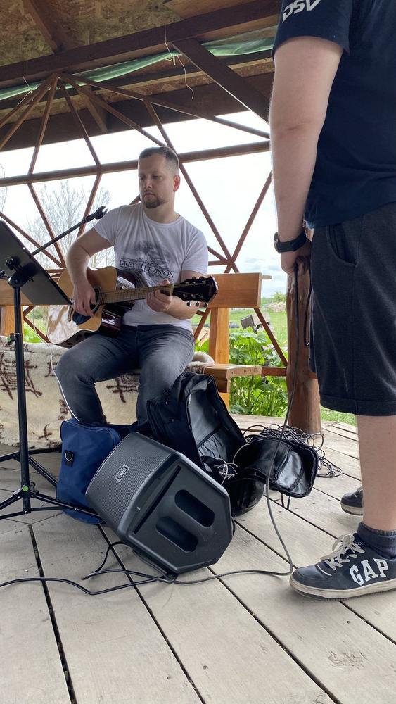 Granie na gitarze w plenerowym pawilonie