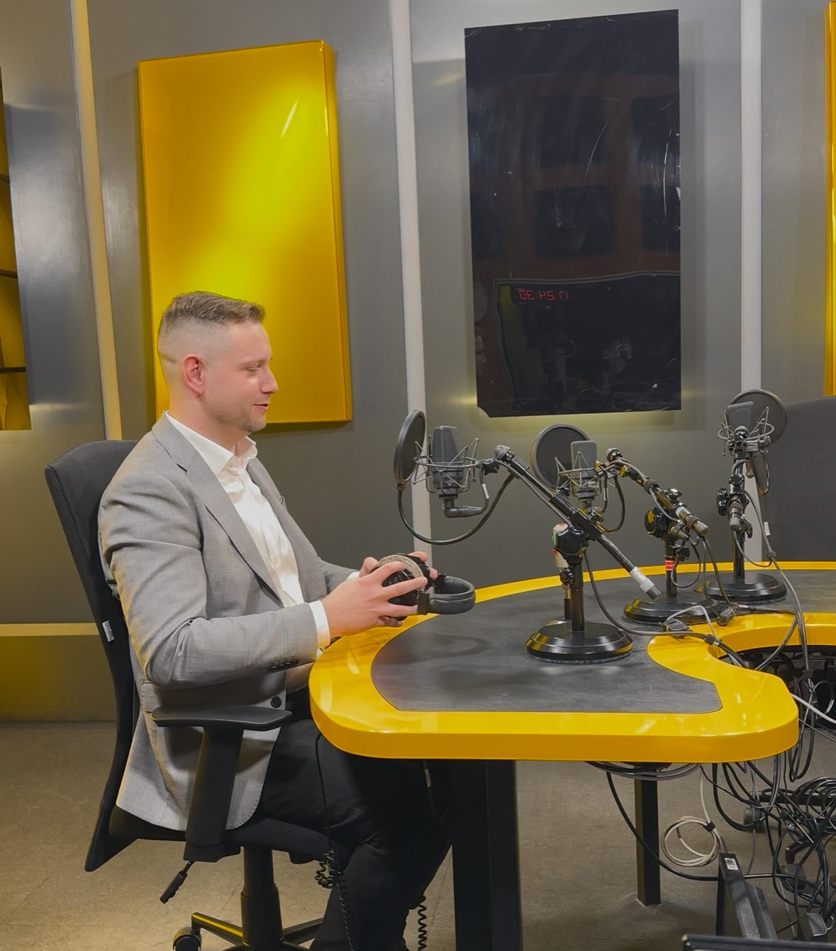 Michał Drezner w studiu radiowym Czwórka Polskie Radio