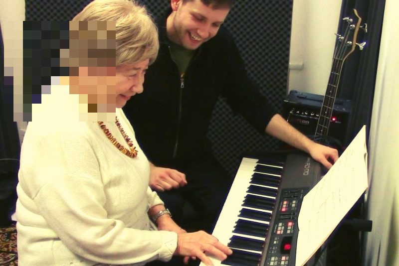 Nauka gry, senior przy keyboardzie