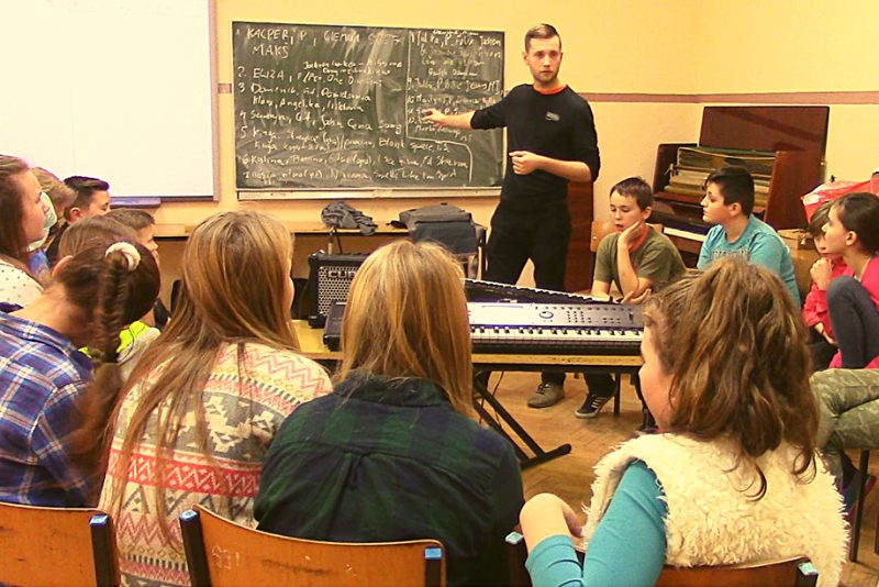 Mobilny sprzęt muzyczny na warsztatach w sali gimnastycznej